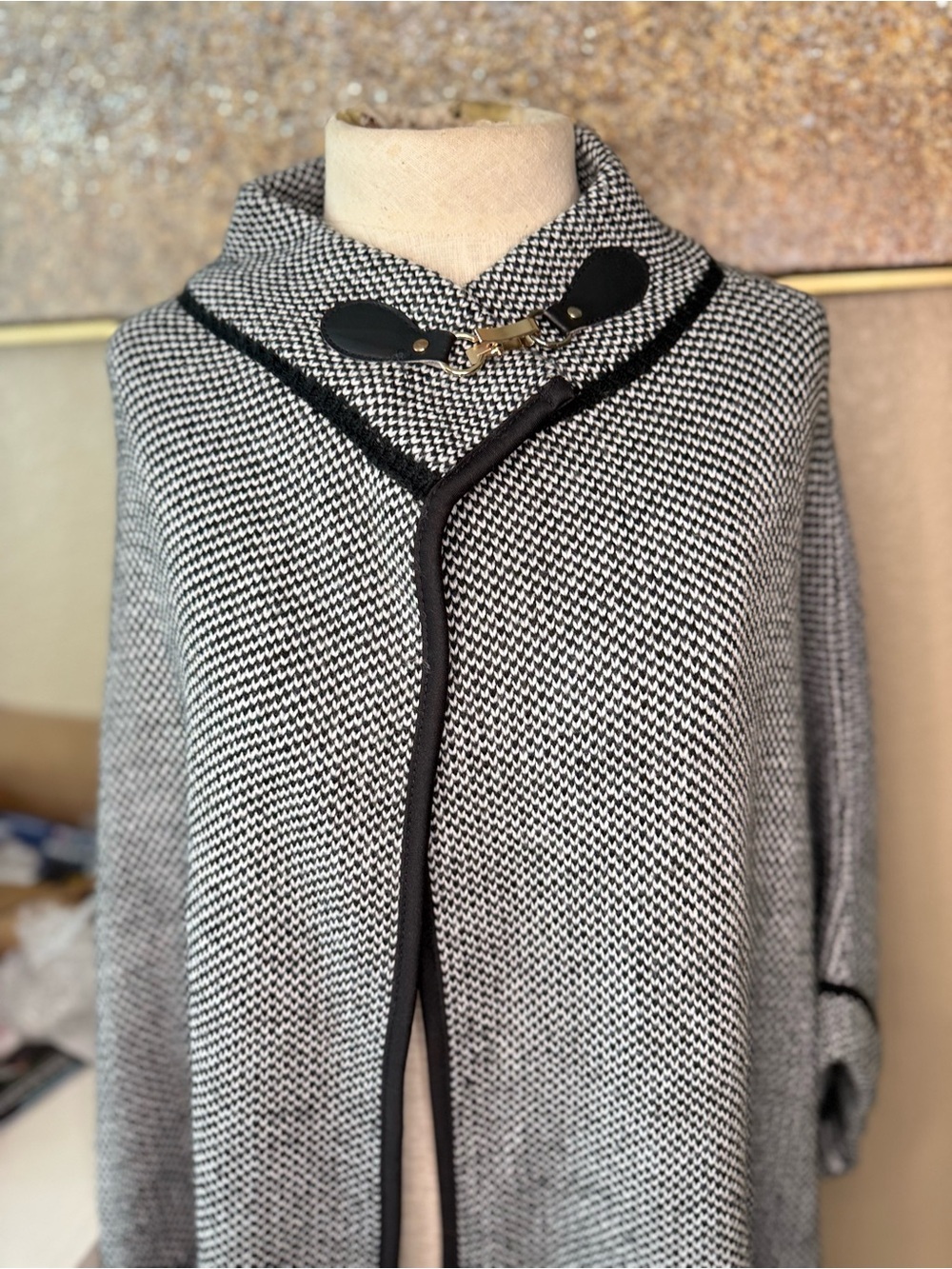 Vintage Inspired Houndstooth Knit Cape Coat Wrap Black & White Toggle Closure OS